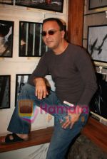 Vidhu Vinod Chopra at Hope Little Sugar photo exhibition in Out of the Blue on April 12th 2008 (4).jpg