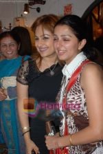 Bhumika Chawla with Ayesh Jhulka at Ayesha Jhulka_s new beauty saloon in Versova on April 13th 2008 (23).jpg