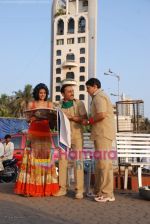 Mandira Bedi, Rahul Bose, Cyrus Broacha on the Location of Mumbai Chaka Chak in Worli Seaface on April 16th 2008 (7).jpg