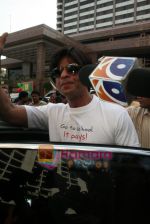 Shahrukh Khan flags off _ Kya Aap Paanchvi Paas se tez hai_ show in Band Stand on April 20th 2008 (8).JPG