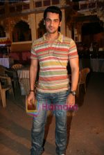 Arjan Bajwa on the sets of Summer 2007  in Kamalistan on April 21st 2008 (2).JPG