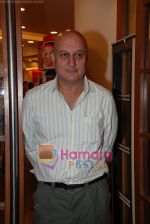 Anupam Kher at Busy Bee_s book reading by Farzana Contractor in Oxford book store on April 30th 2008(12).JPG