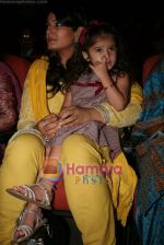 Raveena Tandon with daughter Rashi at Dadasaheb Phalke Awards in Bhaidas Hall on April 30th 2008(2).JPG
