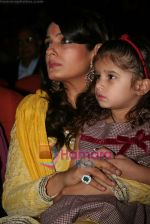 Raveena Tandon with daughter Rashi at Dadasaheb Phalke Awards in Bhaidas Hall on April 30th 2008(5).JPG