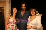 Neha Oberoi with Sikander Kher, Archana Kochhar at Archana Kochhars Summer 2008 Collection in Juhu on May 6th 2008(2).JPG
