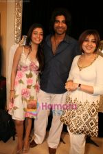 Neha Oberoi with Sikander Kher, Archana Kochhar at Archana Kochhars Summer 2008 Collection in Juhu on May 6th 2008(12).JPG