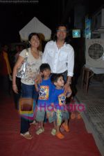 Shaan with wfe and kids at Pradeep Jethani_s store in Andheri on May 11th 2008(2).JPG