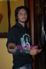  Vishesh Bhatt at Jannat_s pre-release party in Tafalgar Chowk, Bandra on May 15th 2008(3).JPG