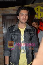 Shaad Randhawa at Jannat_s pre-release party in Tafalgar Chowk, Bandra on May 15th 2008(15).JPG