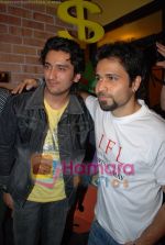 Shaad Randhawa, Emraan Hashmi at Jannat_s pre-release party in Tafalgar Chowk, Bandra on May 15th 2008(16).JPG