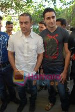 Imraan Khan, Aamir Khan at the Music Launch of Jaane Tu Ya Jaane Na in Shammi Kapoor_s residence on May 20th 2008(6).JPG