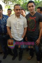 Imraan Khan, Aamir Khan at the Music Launch of Jaane Tu Ya Jaane Na in Shammi Kapoor_s residence on May 20th 2008(7).JPG