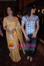 Soha Ali Khan and Sharmila Tagore at Brooke Bond celebration for 100 crore consumers in Trident on May 21st 2008(3).JPG