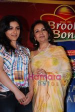 Soha Ali Khan and Sharmila Tagore at Brooke Bond celebration for 100 crore consumers in Trident on May 21st 2008(40).JPG