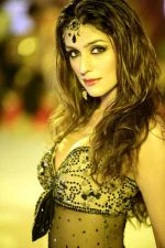 Aarti Chhabria in a still from the movie Dhoom Dhadaka (2).jpg