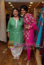 Mandira Bedi with Nisha Merchant at Nisha Merchant_s store in Bandra on May 24th 2008 (14).JPG