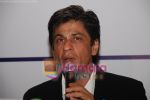 Shahrukh Khan unveils book by ASSOCHAM in Taj Land_s End on May 27th 2008(15).JPG