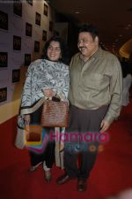 Satish Shah with wife at Indiana Jones premiere in  PVR, Goregaon on May 28th 2008(7).JPG