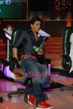 Shahrukh Khan at the grand Finale of Shahrukh Khans Kya Aap Paanchvi Pass Se Tez Hai in  Fame on May 29th 2008(2).JPG