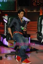 Shahrukh Khan at the grand Finale of Shahrukh Khans Kya Aap Paanchvi Pass Se Tez Hai in  Fame on May 29th 2008(3).JPG