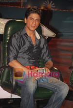 Shahrukh Khan at the grand Finale of Shahrukh Khans Kya Aap Paanchvi Pass Se Tez Hai in  Fame on May 29th 2008(4).JPG