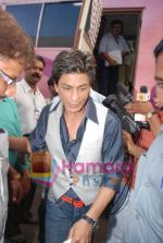 Shahrukh Khan at the grand Finale of Shahrukh Khans Kya Aap Paanchvi Pass Se Tez Hai in  Fame on May 29th 2008(42).JPG