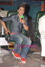 Shahrukh Khan at the grand Finale of Shahrukh Khans Kya Aap Paanchvi Pass Se Tez Hai in  Fame on May 29th 2008(6).JPG