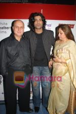 Anupam Kher, Sikander Kher, Kiron Kher at Woodstock Villa premiere in Fame on May 29th 2008(2).JPG