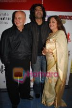 Anupam Kher, Sikander Kher, Kiron Kher at Woodstock Villa premiere in Fame on May 29th 2008(5).JPG