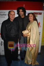Anupam Kher, Sikander Kher, Kiron Kher at Woodstock Villa premiere in Fame on May 29th 2008(7).JPG