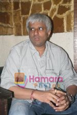Vikram Bhatt at the celebration of Anjori Alagh_s birthday at TIAN, Juhu on May 29th 2008 (22).JPG