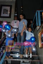 Kunal Kapoor in association with Art of Living Foundation presented gifts to kids at Hard Rock Cafe on June 14th 2008 (17).JPG