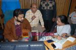 Asha Bhosle records with Priyanka Chorpra_s dad Ashock Chopra in Mhada on July 3rd 2008(11).JPG