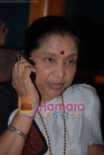 Asha Bhosle records with Priyanka Chorpra_s dad Ashock Chopra in Mhada on July 3rd 2008(13).JPG