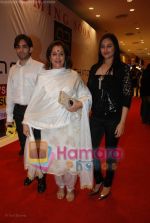 Poonam Sinha with daughter at Jaane Tu Ya Jaane Na Movie Premiere on July 4th 2008(8).JPG