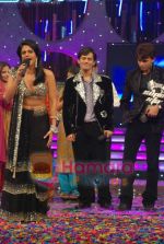 Mandira Bedi, Rahul Vaidya, Abhijeet Sawant at the finals of Jo Jeeta Wohi Superstar on July 12th 2008 (4).JPG