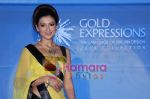 Gauhar Khan walks on the ramp for Gold Expressions 2008 Collection in New Delhi on 15th July 2008(5).jpg