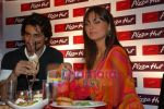 Kunal Kapoor, Lara Dutta at the launch of Pizza Hut in Juhu on 16th July 2008(10).JPG