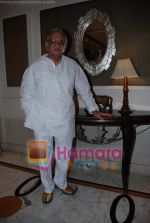 Gulzar at Selective poems book launch by Gulzar in ITC Grand Maratha on July 26th 2008(14).JPG