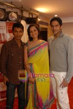 Vikram Phadnis, Rocky S, Alka Nishar at the launch of the new collection _Aza_ on July 28th 2008 -san(5).JPG