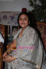 Leena Chandavarkar gives approval to make a biopic film on Kishore Kumar by UTV in Kishore Kuamr_s residence on August 4th 2008 (6).JPG