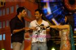 Yuvi and Dhoni along with Roshni Chopra at Gini & Jony Chak De Bachche Finals in 9X on 2nd August 2008.JPG