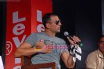 Akshay Kumar at the launch of Levi_s 501 jeans in Mumbai on August 26th 2008 (51).JPG