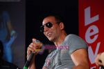 Akshay Kumar at the launch of Levi_s 501 jeans in Mumbai on August 26th 2008 (66).JPG