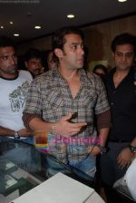 Salman Khan at the launch of Beyond Luxary store in Mahalaxmi on August 26th 2008 (17).JPG