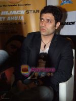 Shiney Ahuja at Radio One 94.3 FM  Event in Oberoi Mall on 30th August 2008 (17).JPG