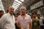 Naseeruddin Shah and Anupam Kher travel by local train to promote film Wednesday from Churchagate to Andheri on 2nd September 2008 (9).JPG