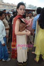 Kangana Ranaut and Fashion star cast visit Siddhivinayak temple on 11th September 2008 (65).JPG