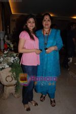 Shamita Shetty with Mom at the Blessing Ceremony in Kiran Bawa_s residence on 12th September 2008 (2).JPG