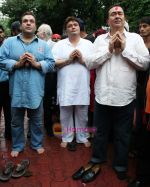  Rajiv Kapoor, Rishi Kapoor, Randhir Kapoor at the Ganpati Celebrationt in RK studios, Chembur on 14th September 2008  (2).jpg